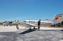 Beechcraft King Air dans les Tuamotu - Fond images Air Archipels